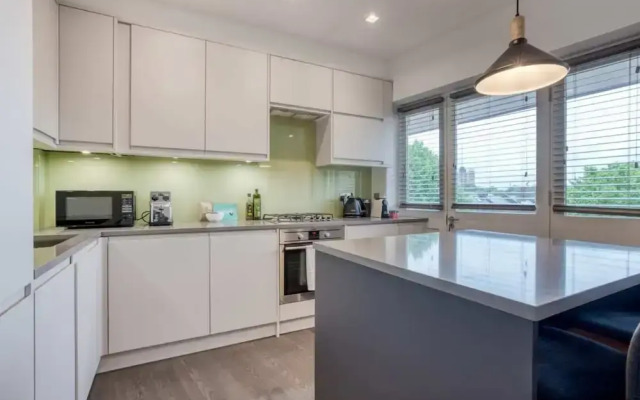 Lovely 2bed 2bath W/balcony in London Bridge, London