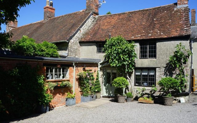 Stunning Historic 2-bed House in Shaftesbury