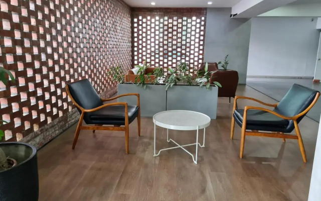 2 bedrooms surrounding natural View and pool