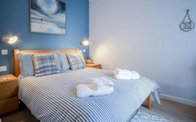 Beachcomber Seaside Apartment - 2 Bedroom - Tenby