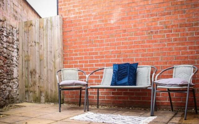 No15 Luxe Living Elegant City Home-1 Bed-Garden-Wifi-Private Parking-Beach-City