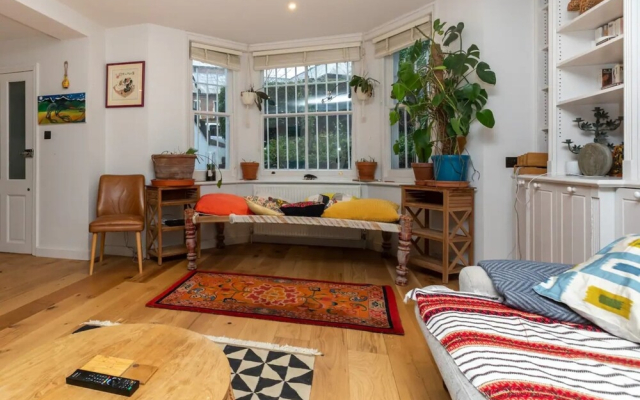 Snug 2BD Flat in Ladbroke Grove, London
