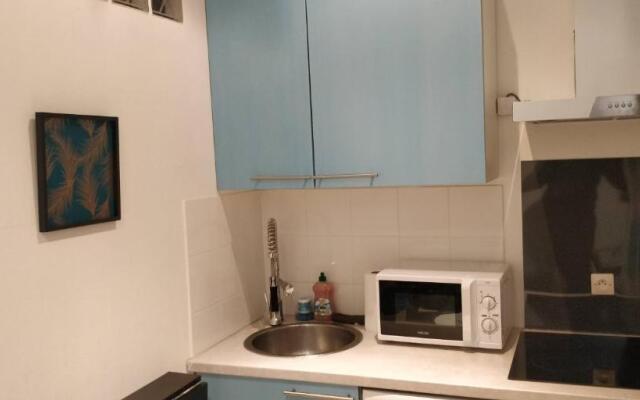 Modern 1 bedroom apartment near the metro.