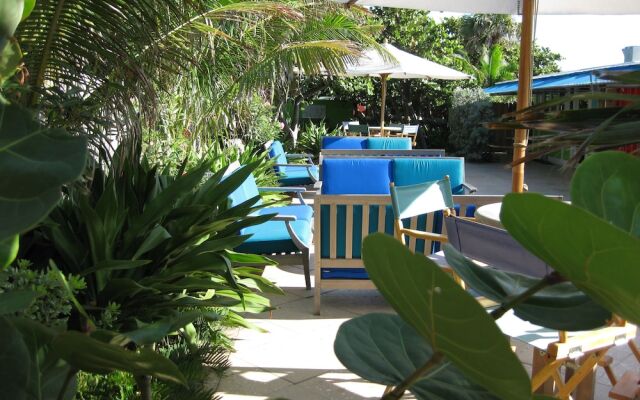 Colony Hotel & Cabaña Club