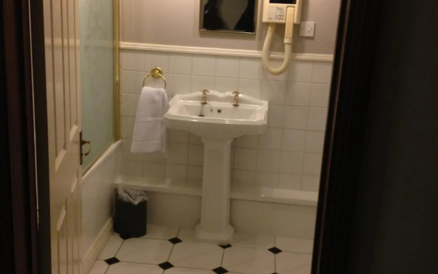 Ty Newydd Country Hotel