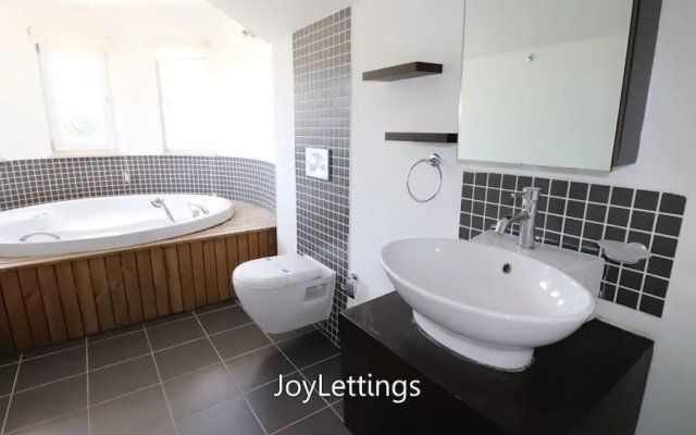 Villa BG12 by JoyLettings