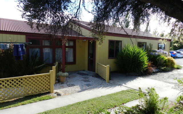 YHA Motueka Laughing Kiwi Backpackers & Self Contained Bach