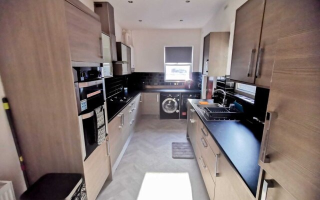 Charming 4-bed House in Manchester