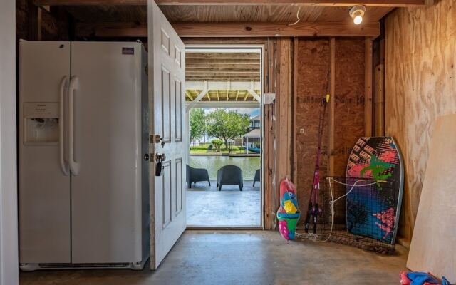 Bolivar Slam 3 Bedroom Home by RedAwning