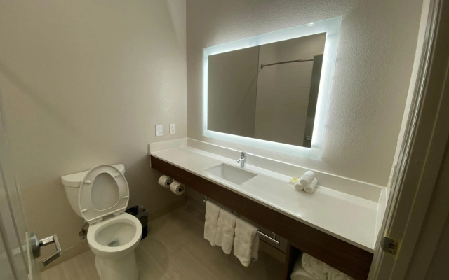 Holiday Inn Express Hotel & Suites Galveston West-Seawall by IHG