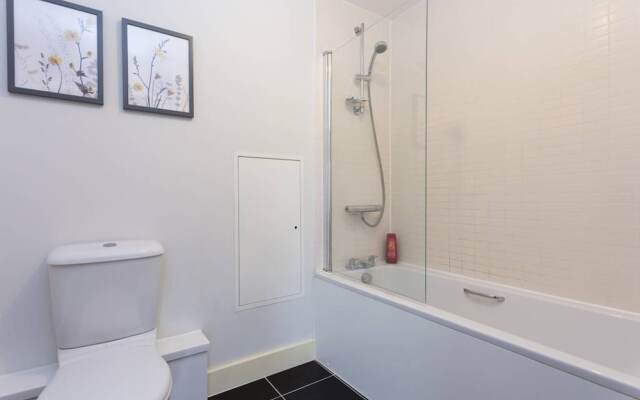 3 Bedroom Apartment Sleeps 6 in Clapham South