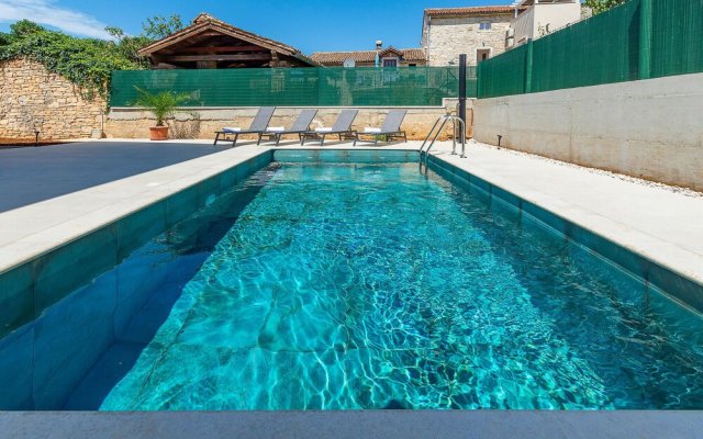 Awesome Home in Tar With Outdoor Swimming Pool, Wifi and 2 Bedrooms