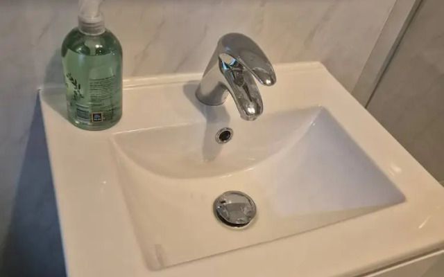 3 Bed Home Free Wifi & Netflix Central Location