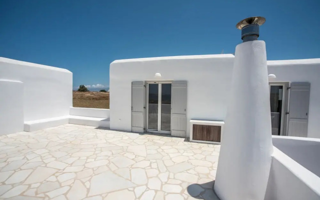 Funky holiday home with pool, next to the beach by VillaRentalsgr