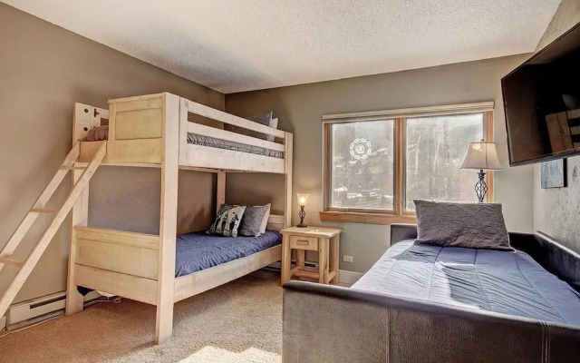 Beautiful Mountain Condo A Minute to Lift - AN210 by RedAwning
