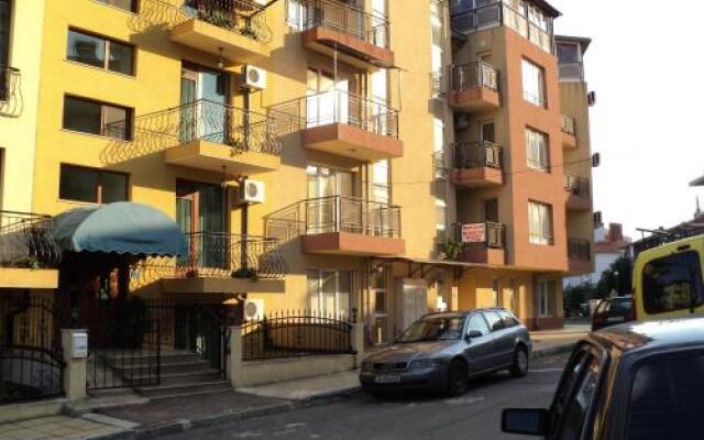 Meni Apartments and Guest Rooms