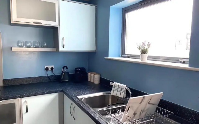 Lovely 2-Bedrooms Apartment Step to The Beach