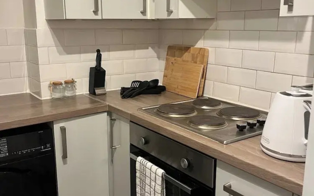 Cosy 2-bed Home - Central Location - Train Station