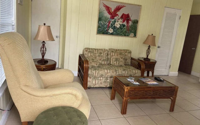 Holiday Court 01 - Surfside