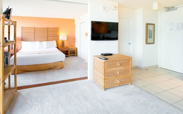 Waikiki Banyan - Pool View Tower 1 Suite 707