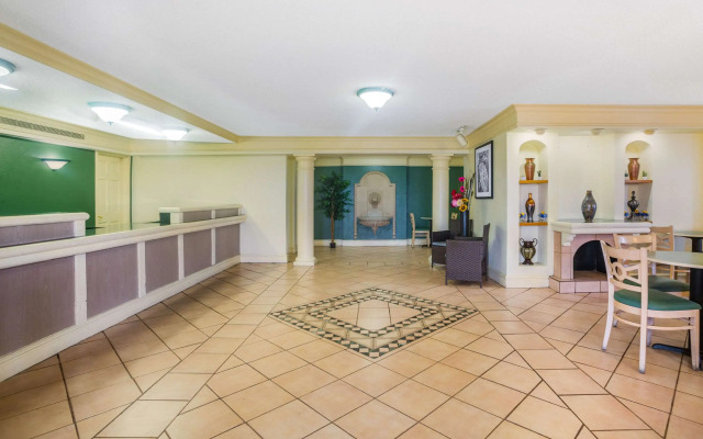 Super 8 by Wyndham Eagle Pass