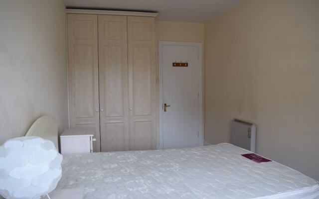 Bright 2 Bedroom Apartment With Balcony in City Centre