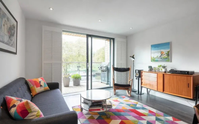 Stylish 2BD With Views of the River Lea