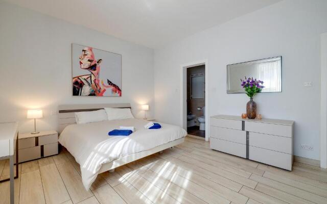 Stylish 3 Bedroom Holiday Apartment in St Julians