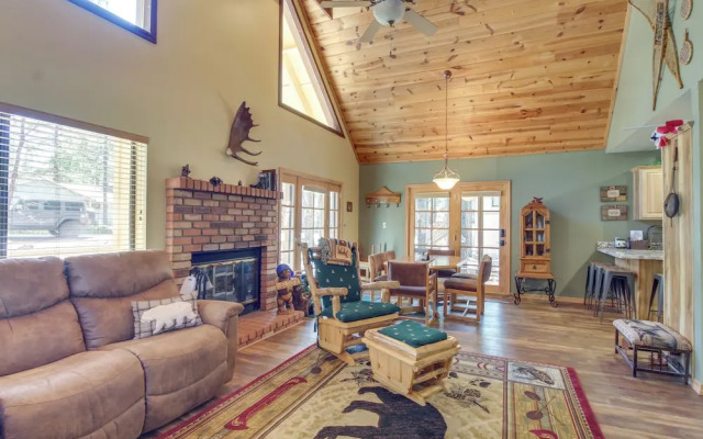 9 Mi to Rainbow Lake: Woodsy Pinetop Cabin w/ Deck