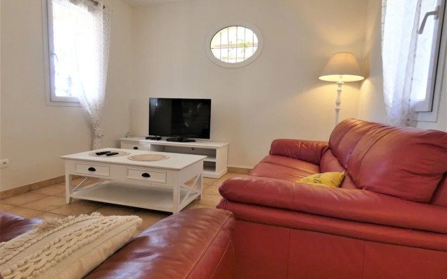 Inviting Villa in Saint Paul Trois Chateaux With Pool