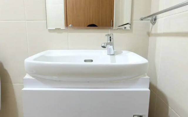 Comfy Studio Room @ Oasis Apartment By Travelio