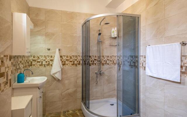 Lucie Top Center – 5 people