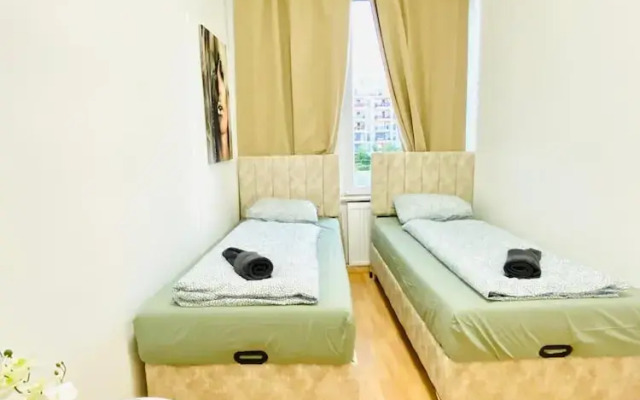 Rooms in Cozy 4BR Shared Apt Central