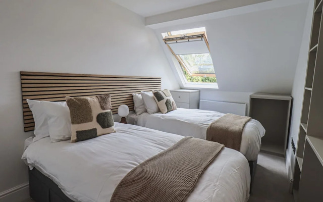 The Lucy Suite Stone Cross Mansion