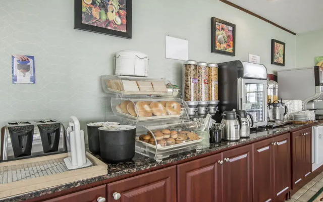 Syracuse Inn & Suites