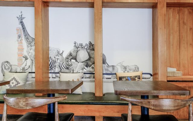 Poke Amber Theme Hostel
