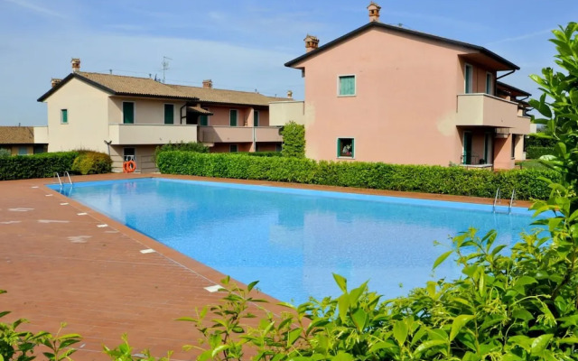 Residence and Quiet Residence With Pool, Near the Lake