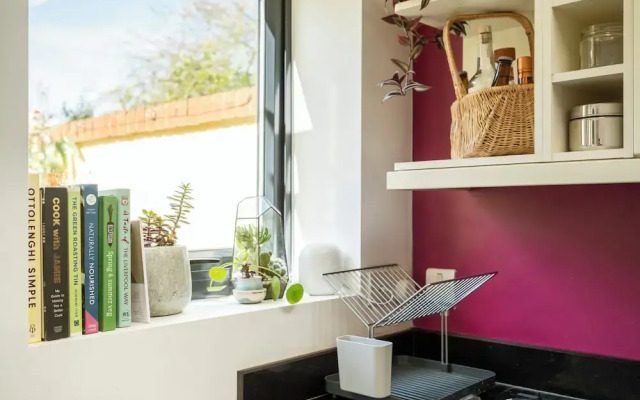 Stylish 2BD with Private Garden & Sauna