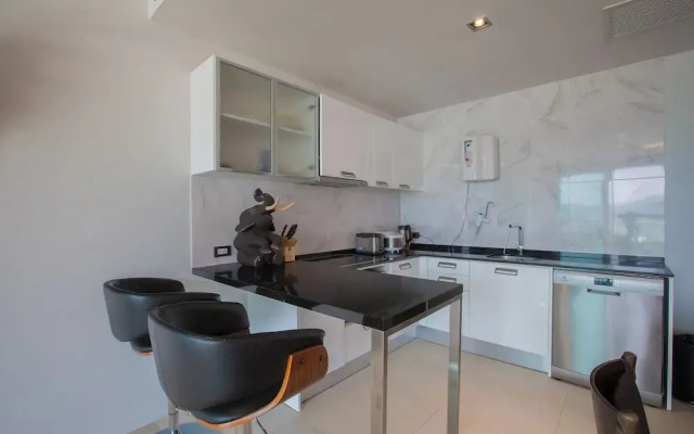 The oh so Sexy Triple Penthouse-rare 3-5br 188m2