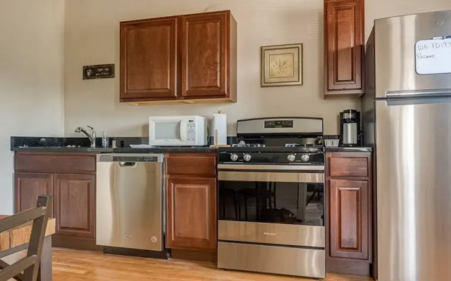 Lively 1 Bedroom Apt Near Lake
