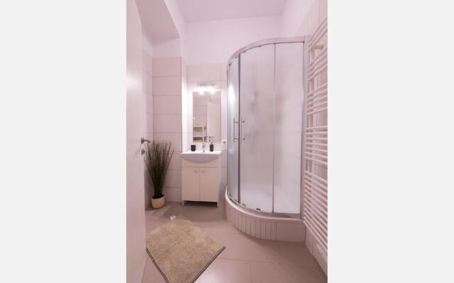 Charming Flat & Balcony near CentralStation Apt 5