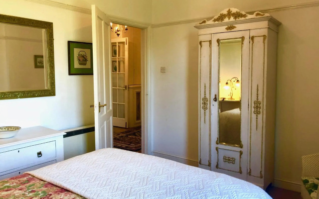 Dressmakers Salon - Unique 3 Bedroom in Gothic Villa