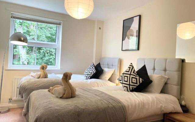 BEST PRICE - AMAZING 2 Bed 2 Bath - 4 Singles or Super King beds, 10 min walk to city centre, Smart Tv, Ensuite, Balcony, FREE PARKING