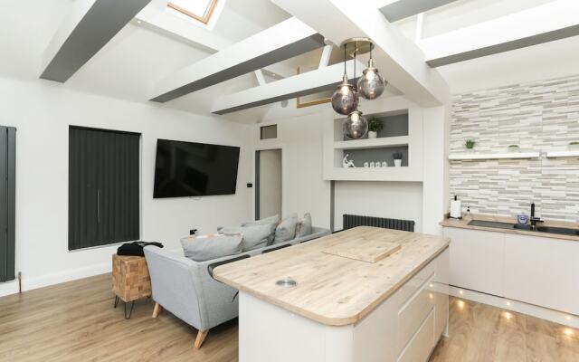 The Broadway Beach Homes Airbnb With Hot tub