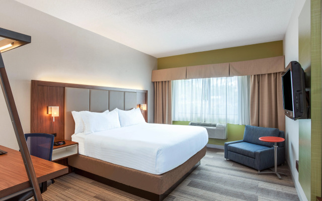 Holiday Inn Express Hauppauge, an IHG Hotel