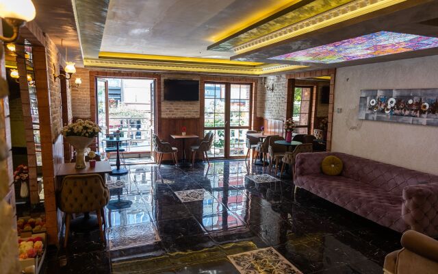 Royal Garden Suite Hotel