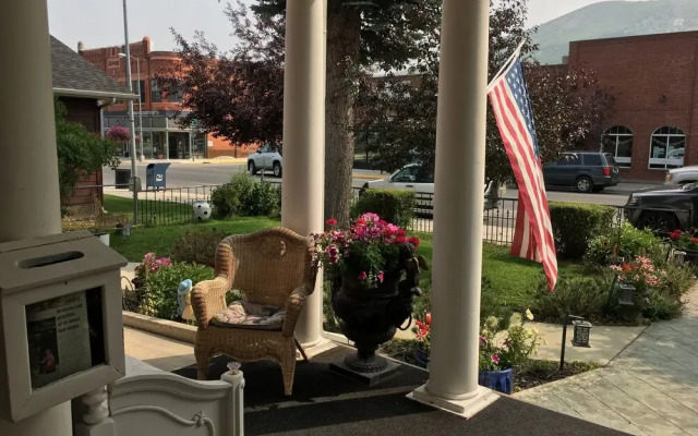 Hickory House Inn