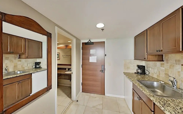 Luana 118 Condo by RedAwning