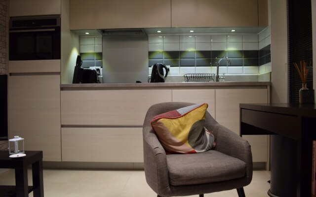 Modern 1 Bedroom Apartment With Balcony