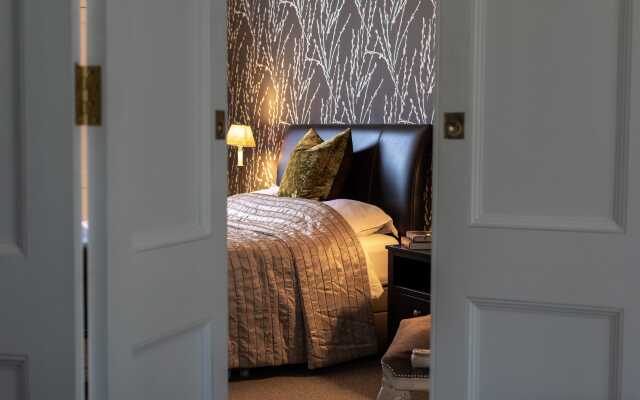 Spacious, Light-filled Period Apartment - Central Bath